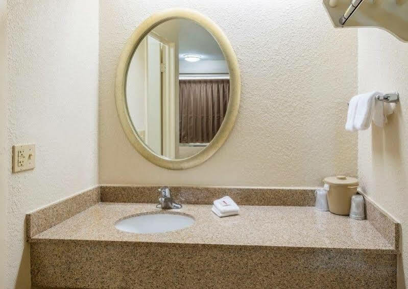 Red Roof Inn Detroit-Rochester Hills/ Auburn Hills Bagian luar foto
